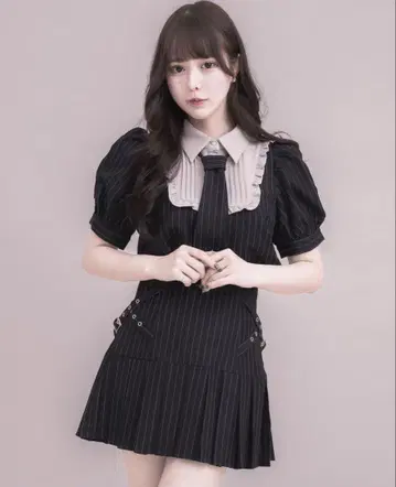 pium 넥타이 스퀘어 프릴 상의 사이드 벨트 플리츠 미니 스커트