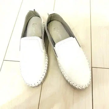 새상품 화이트 슬립온 합성 피혁 22.5cm