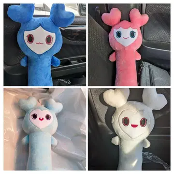 TWICE의 컬러풀한 하트 모양 봉제 인형