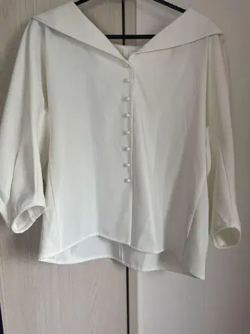 오프숄더 화이트 블라우스 오분 소매