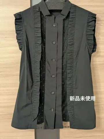 프릴이 달린 블랙 슬리브리스 셔츠