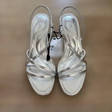 미사용 새상품 ZARA 실버 샌들 35
