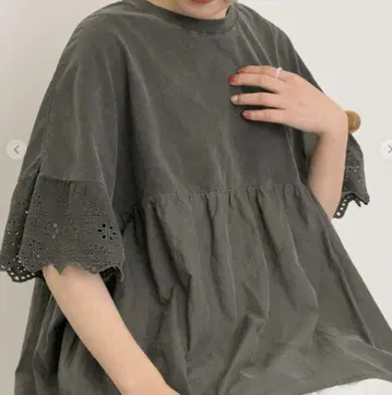 사만사 모스모스 소매 레이스 개더 티셔츠 차콜