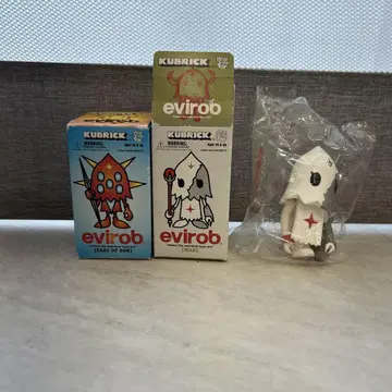 evirob KUBRICK 큐브릭 피규어 2개 세트