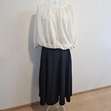 광택감 있는 블랙 플레어 스커트, 무릎 기장
