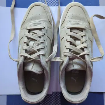 PUMA 베이지 로우컷 스니커즈