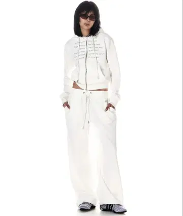 새상품 BEEDEN EMBROIDERY LOOSE SWEAT PANTS