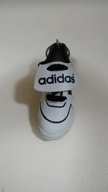 adidas 스니커즈형 키링 화이트/블랙 9-910
