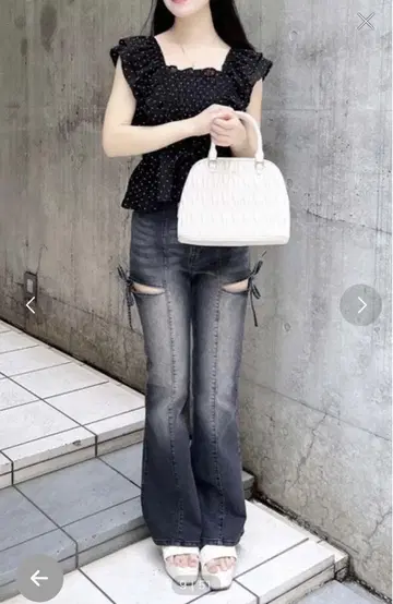 ingni 사이드 리본 컷 아웃 플레어 데님 팬츠