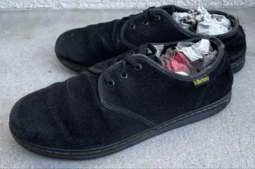 Dr. Martens 블랙 스웨이드 스니커즈