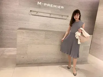 한여름 블랙 컬러 M-PREMIER 슬리브리스 플리츠 원피스 그레이