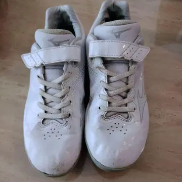 Mizuno 화이트 스파이크 23cm