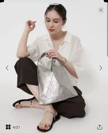 뷰티 앤 유스 메탈릭 실버 가죽 백