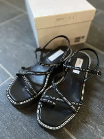 JIMMY CHOO 블랙 스트랩 샌들 37
