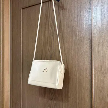 베이지 숄더백 K 자수