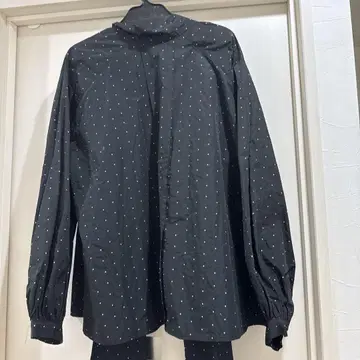 블랙 도트 무늬 벌룬 슬리브 셔츠
