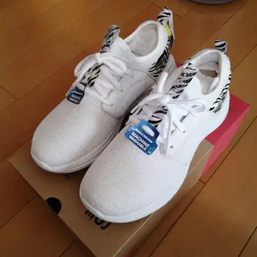 여성용 SKECHERS 화이트 스니커즈 제브라 패턴