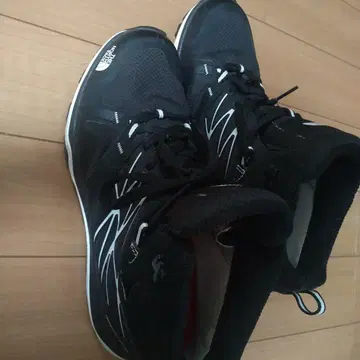 THE NORTH FACE 블랙 스니커즈