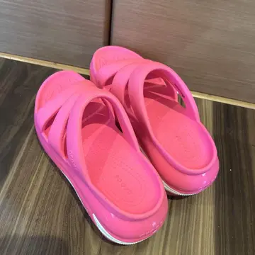 Crocs 핑크 스포츠 샌들 크로스 스트랩