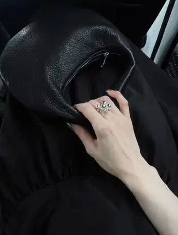 블랙 가죽 핸드백