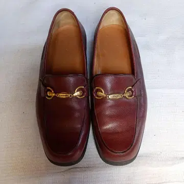 아 테스트니 버건디 가죽 로퍼 골드 금장 장식