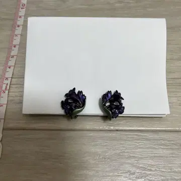 보라색 꽃 디자인 귀걸이