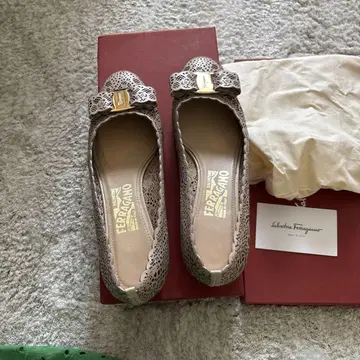 Ferragamo 베이지 레이스 플랫슈즈