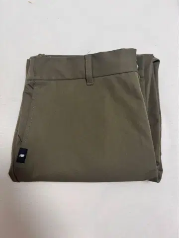 New Balance 슬림핏 팬츠 올리브 그린