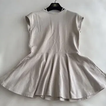 앙크레이브 더블 페이스 저지 페플럼 컷 티셔츠 베이지