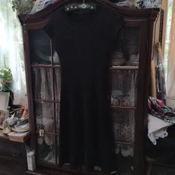 스페치오 블랙 슬리브리스 리브 원피스