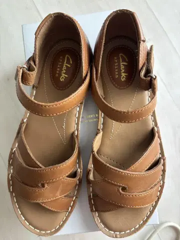 Clarks 브라운 가죽 샌들