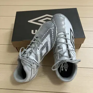 umbro 축구화 화이트/블랙