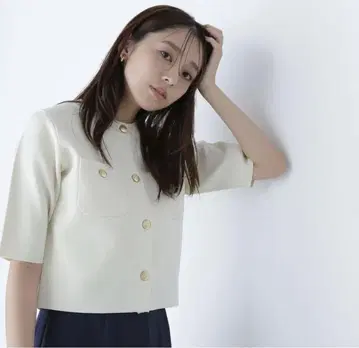 엠블럼 버튼 니트 자켓 반팔 아이보리