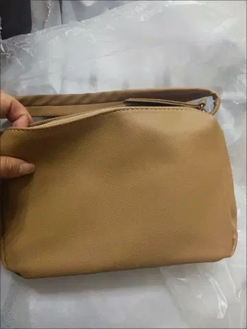 베이지 합성 피혁 클러치백