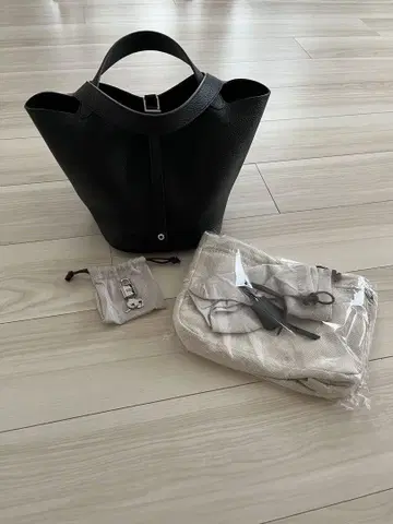 극미품 블랙 가죽 토트백