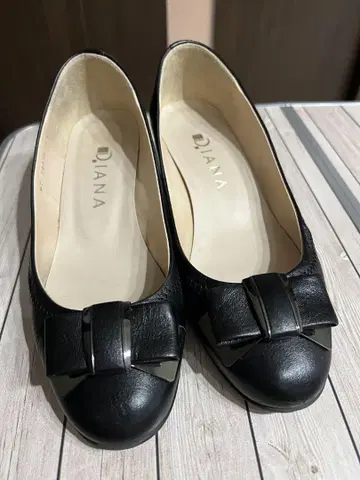 DIANA 블랙 펌프스 미들힐 리본