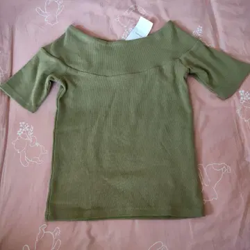 MOUSSY 오프숄더 올리브 그린 상의 마우지 반팔