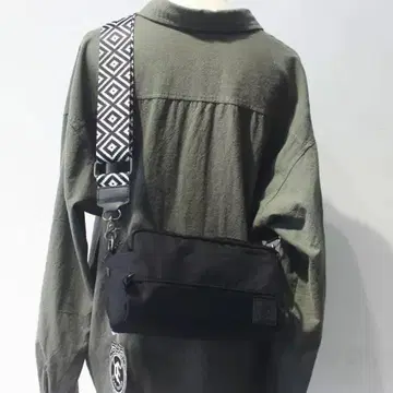 [미사용급] Champyee 기하학 패턴 스트랩 숄더백 레어