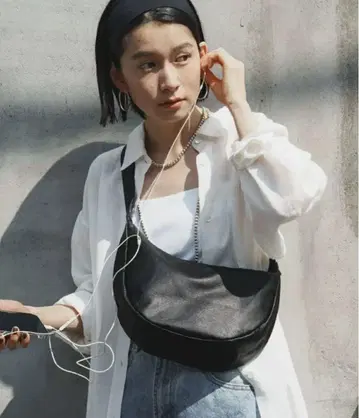 russet 러셋 소프트 가죽 라운드 빅 숄더백 금장 장식 실버