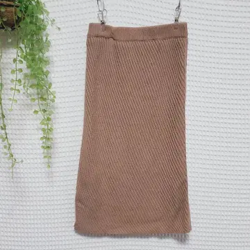 PROPORTION 리브 니트 무릎 기장 스커트 브라운