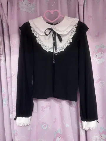 NOEMIE 아가씨 하트 참 레이스업 티셔츠