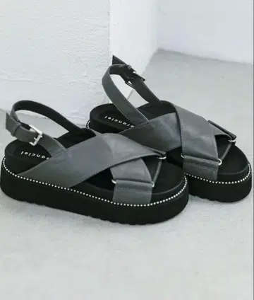 quaranciel: 플랫폼 크로스 스터드 샌들 ₩9,900