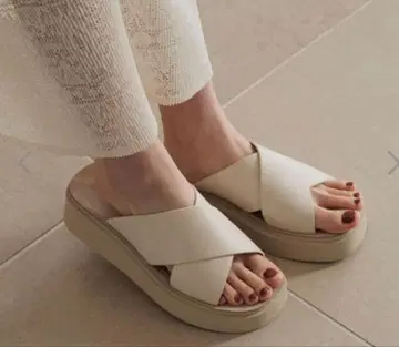 감동 핏 크로스 샌들 로리즈팜