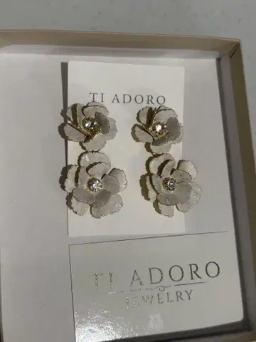 TI ADORO 플라워 귀걸이 화이트 골드