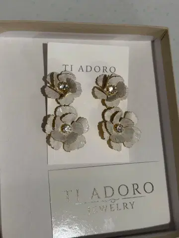TI ADORO 플라워 귀걸이 화이트 골드