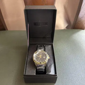 새상품 TOMMY 블랙 골드 아날로그 시계