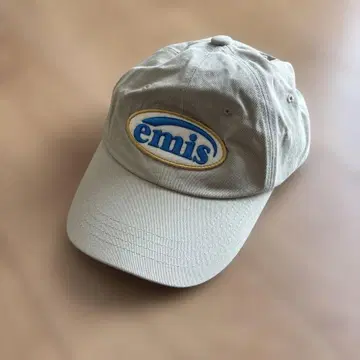 emis 베이지 자수 로고 캡