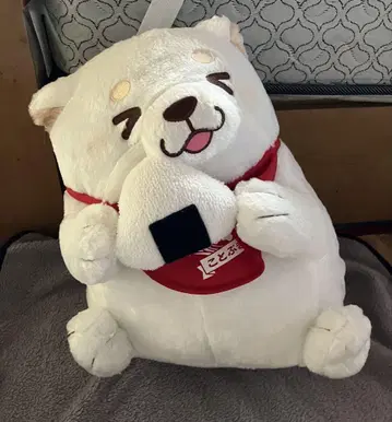 충견 모치시바 오니기리를 든 흰색 개 봉제 인형
