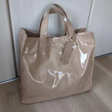 에나멜풍 베이지 토트백