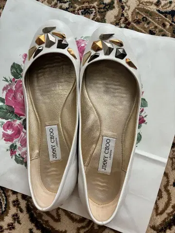 JIMMY CHOO 화이트 플랫슈즈 스터드